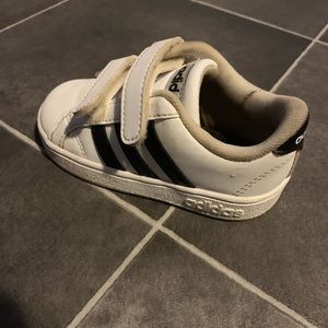 Addidas boys toddler white and black size 6k